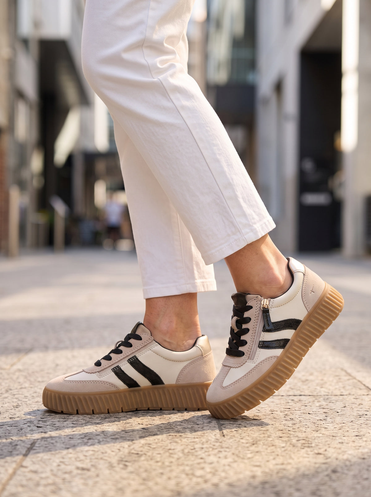 Marta Beige/Black — Lace-up Sneaker