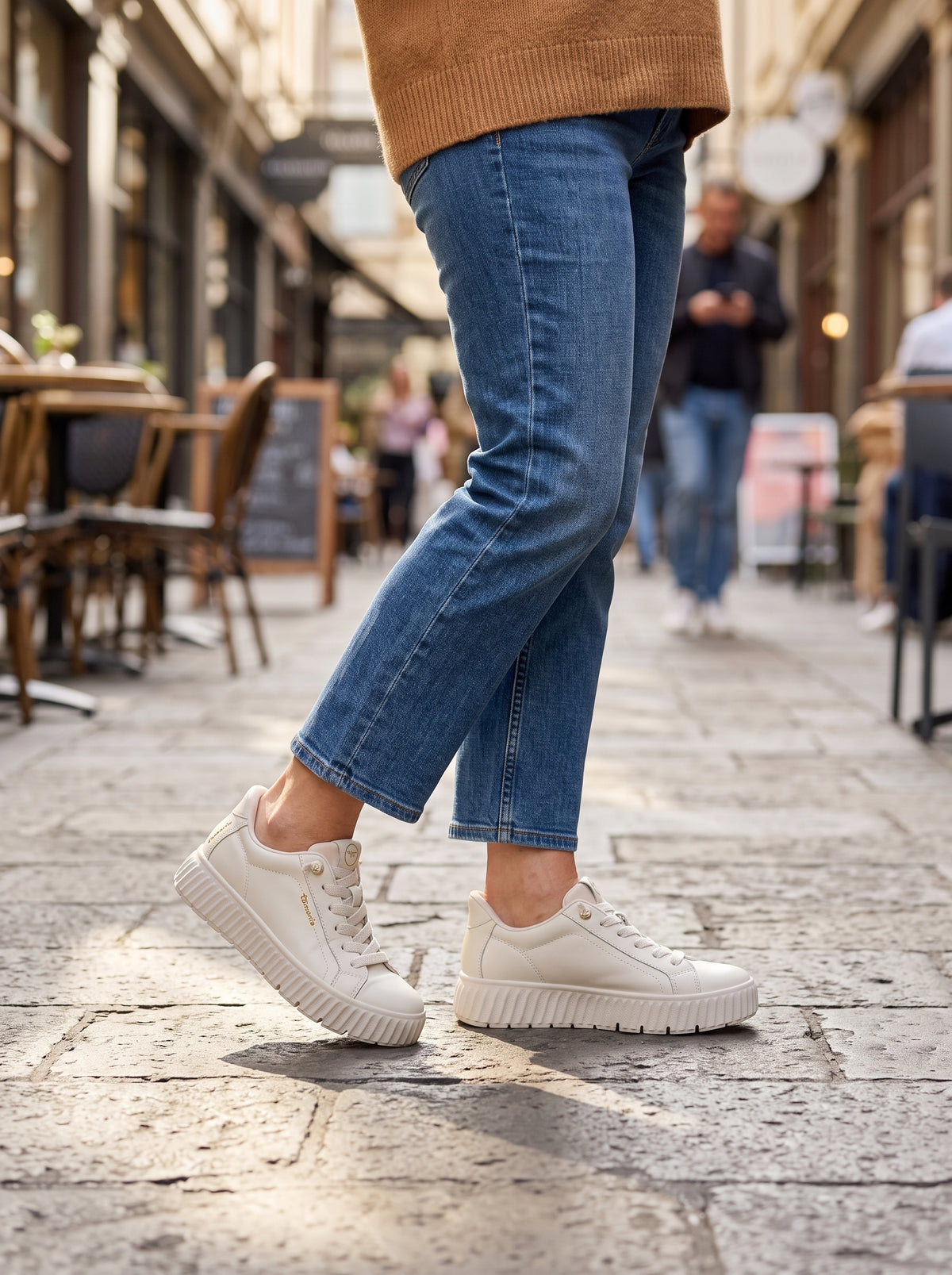 Viviene Off White — Step In Casual